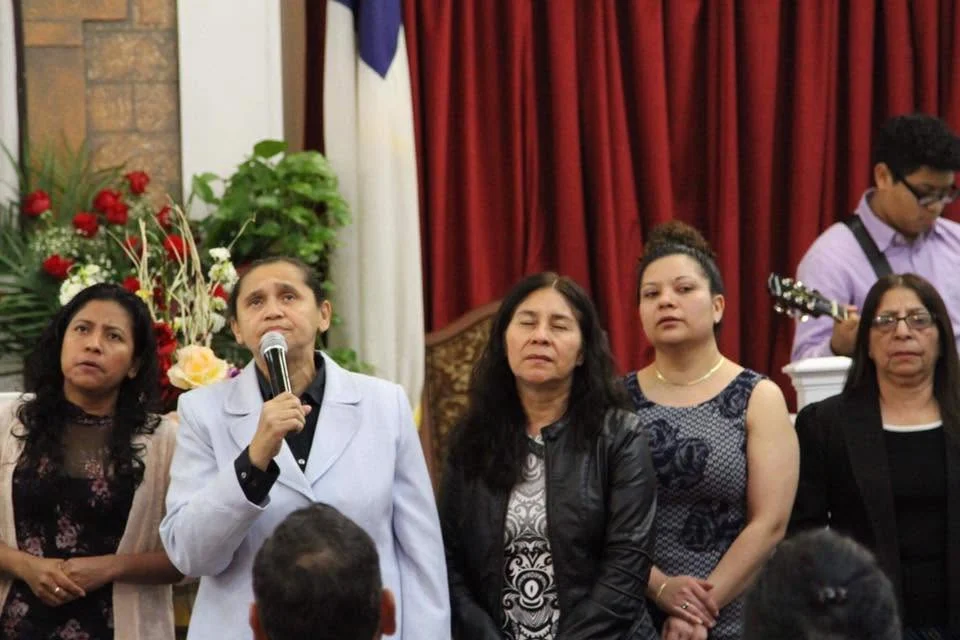 Hermanas compartiendo una alabanza